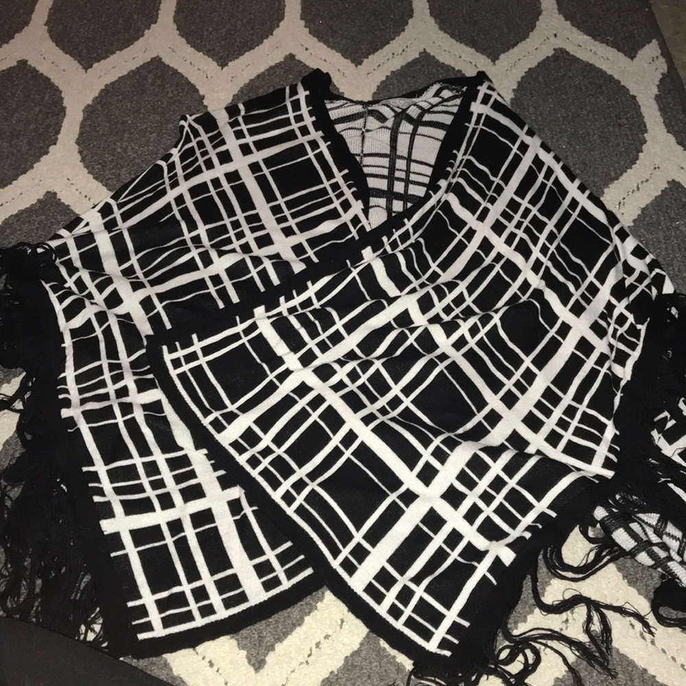 Black and White fringe pull over